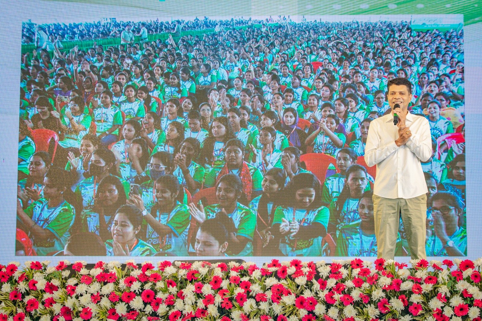 Chairman 5T and Nabin Odisha Shri Kartik Pandian participates in the launching of the Nua-O Scholarships Program in various colleges of Cuttack and Bhubaneswar