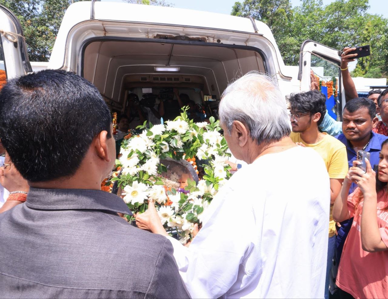 Chief Minister Naveen Patnaik pays tribute to Damodar Rout