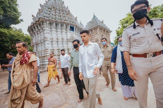 Secretary to CM (5T) V K Pandian visits Maa Sarala Temple