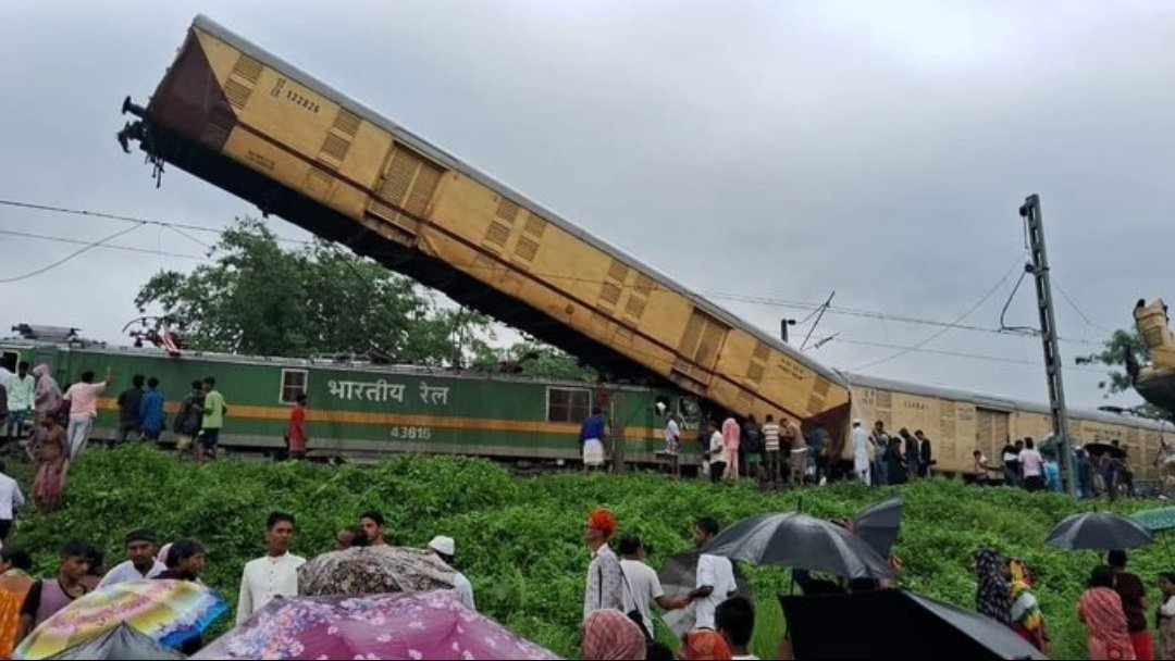 Eight killed in Kanchanjungha Express crash