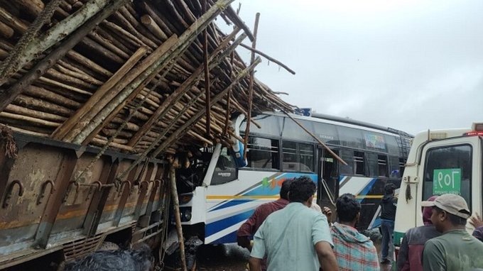 30 injured in bus-truck collision in Odisha's Koraput