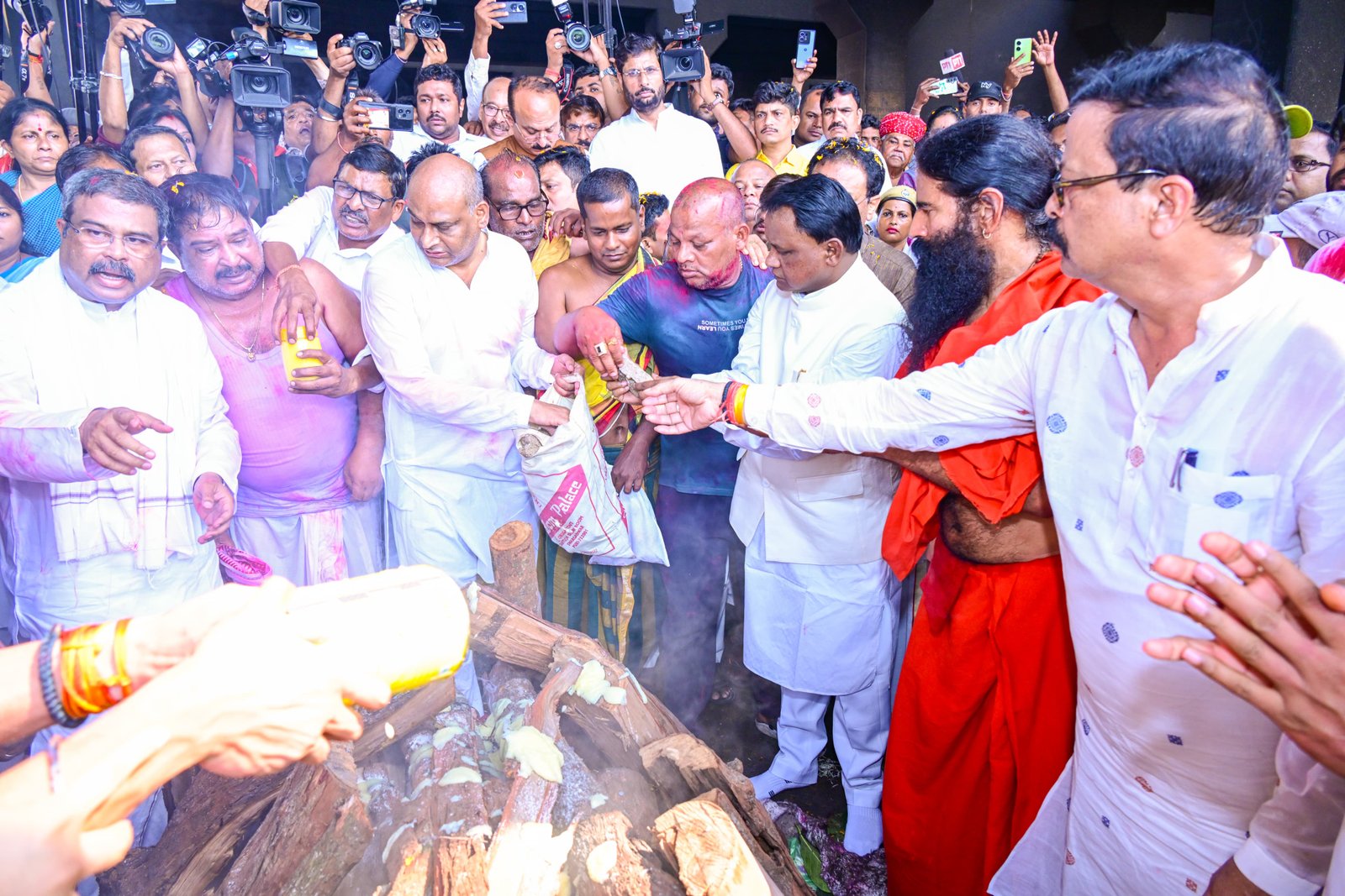 Former Union Minister Dr. Debendra Pradhan cremated at Puri’s Swargadwar
