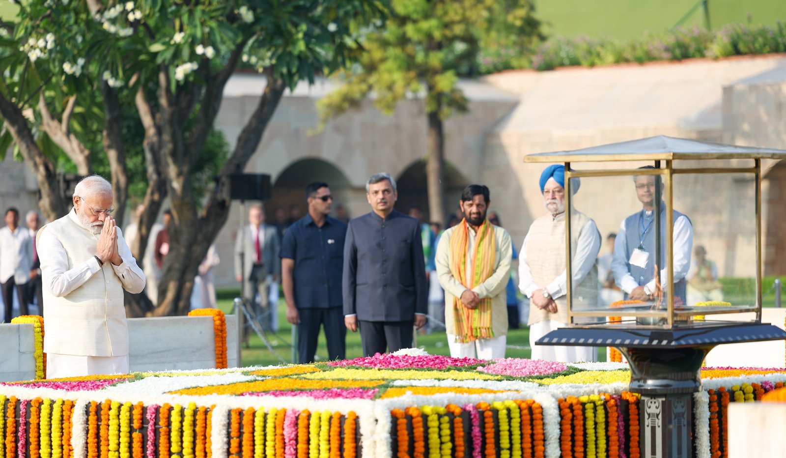 PM bows to Mahatma Gandhi on his Jayanti