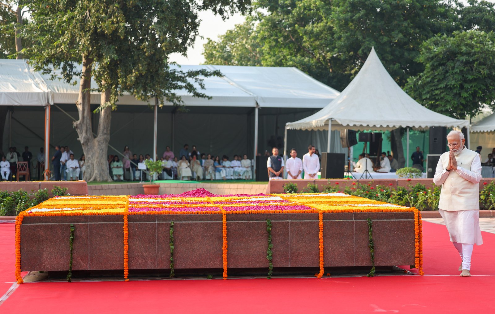 PM pays homage to late PM Shri Lal Bahadur Shastri at Vijay Ghat on his birth anniversary 