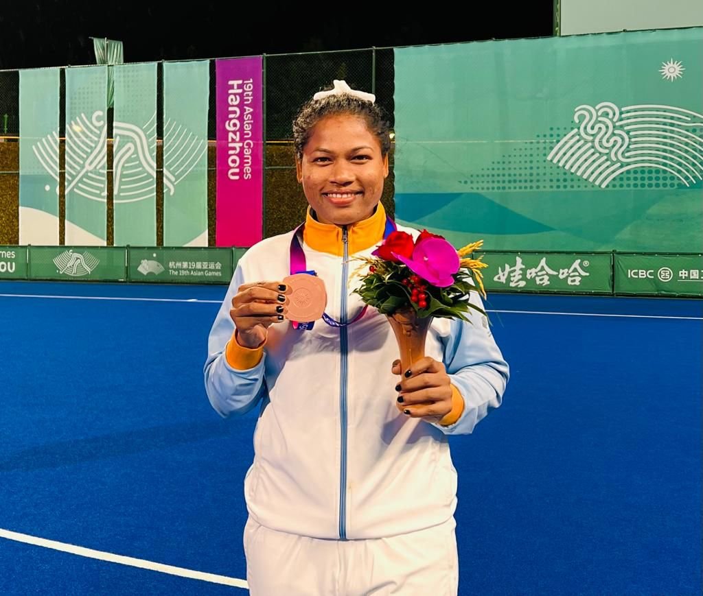 Odisha CM honors hockey star Deep Grace Ekka with Rs 50 lakh cash award