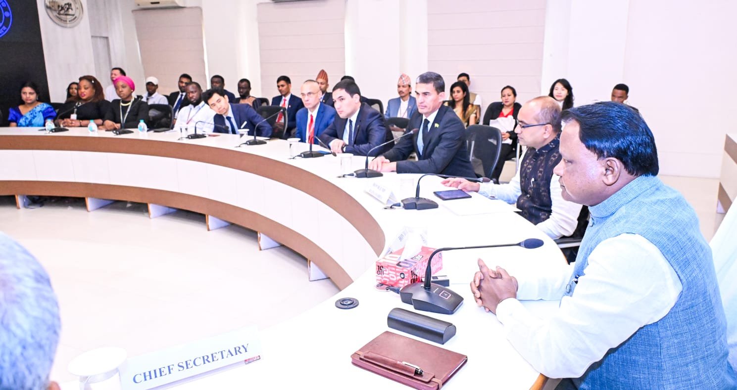 CM Mohan Charan Majhi interacts with 40 foreign delegates at Parliamentary Internship Programme