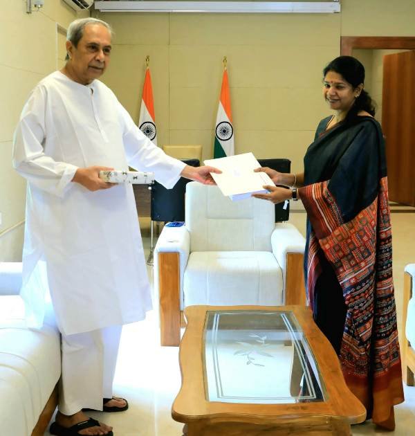 Ms Kanimozhi met Odisha CM Naveen Patnaik, Handed over letter of Tamilnadu CM