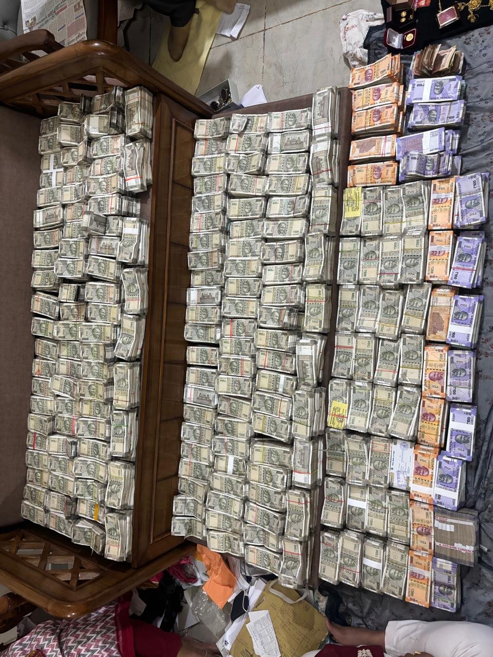 ₹4 crore cash unearthed from mines official’s flat; Odisha Vigilance makes record seizure