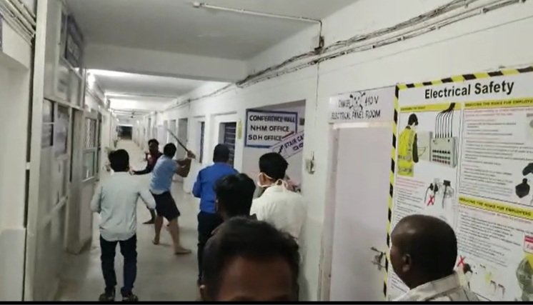 ରୋଗୀଙ୍କୁ ଗୋଡାଇ ଗୋଡାଇ ମାରିଲେ ଡାକ୍ତର