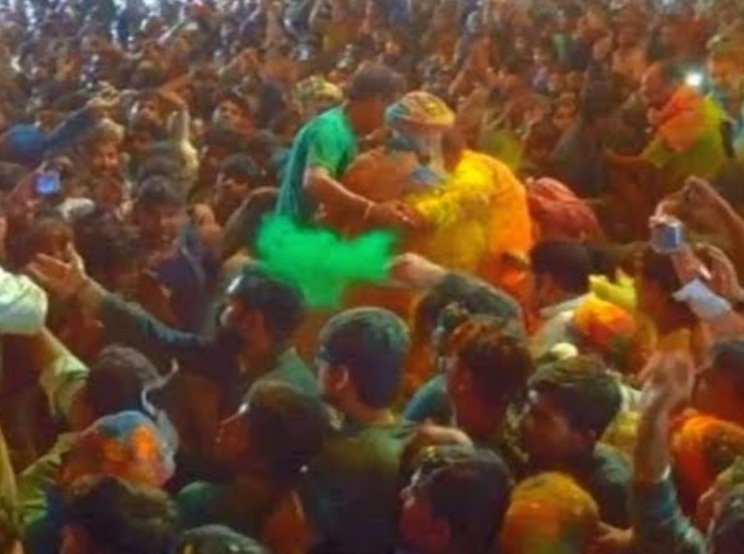 ଏଠାରେ ରଙ୍ଗ ବଦଳରେ ହୁଏ ଚପଲ ମାଡ