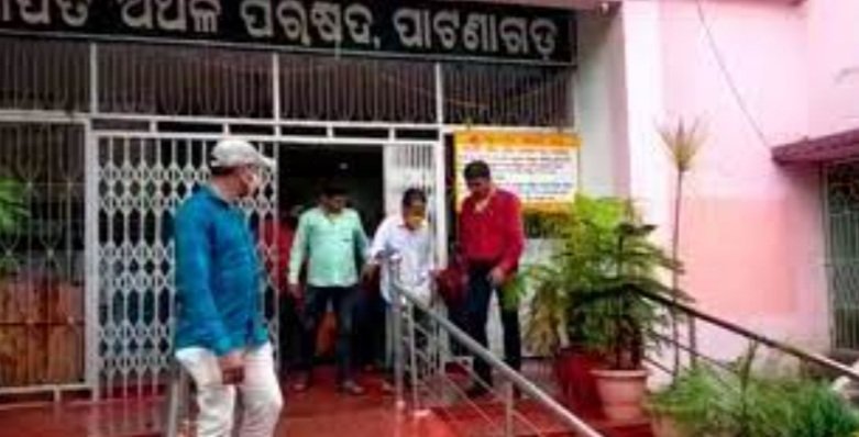 ଟଙ୍କା ବାଣ୍ଟିବା ବେଳେ ବିଧାୟକଙ୍କ ଭାଇଙ୍କୁ ମାଡ଼