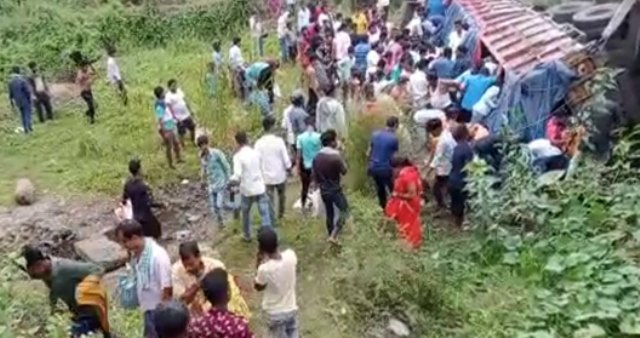 ଦୁର୍ଘଟଣାଗ୍ରସ୍ତ ଟ୍ରକରୁ ବୋହିନେଲେ ବିଅର 