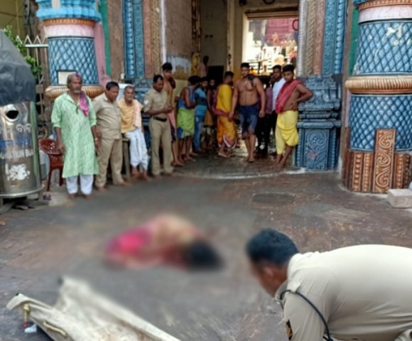ଶ୍ରୀମନ୍ଦିର ସିଂହଦ୍ୱାର ସମ୍ମୁଖରେ ଅଘଟଣ: ଗୁମୁଟ ଉପରୁ ଡେଇଁ ପଡ଼ିଲେ କିନ୍ନର