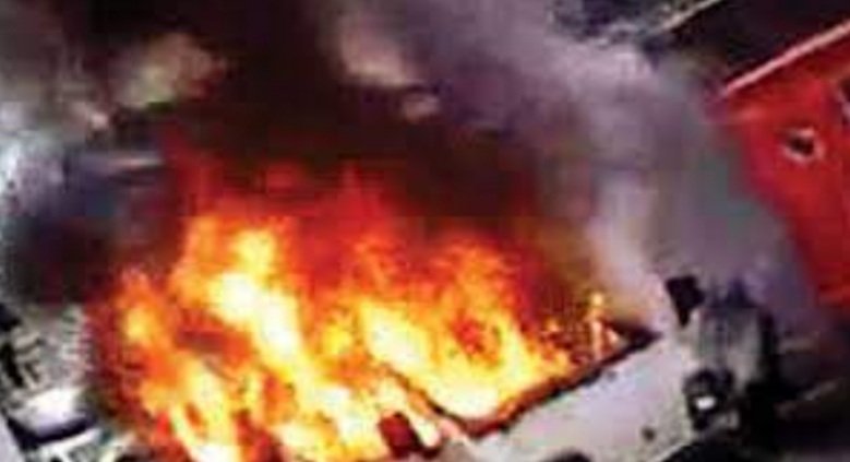 ସ୍କୁଲ୍ ଭ୍ୟାନ୍‌ରେ ଲାଗିଲା ନିଆଁ