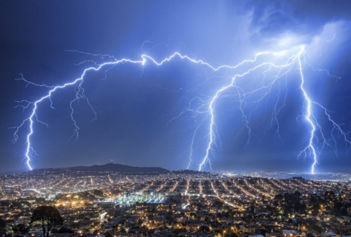 ବଜ୍ରପାତରେ ଗୋଟିଏ ପରିବାରର ୮ ଗୁରୁତର