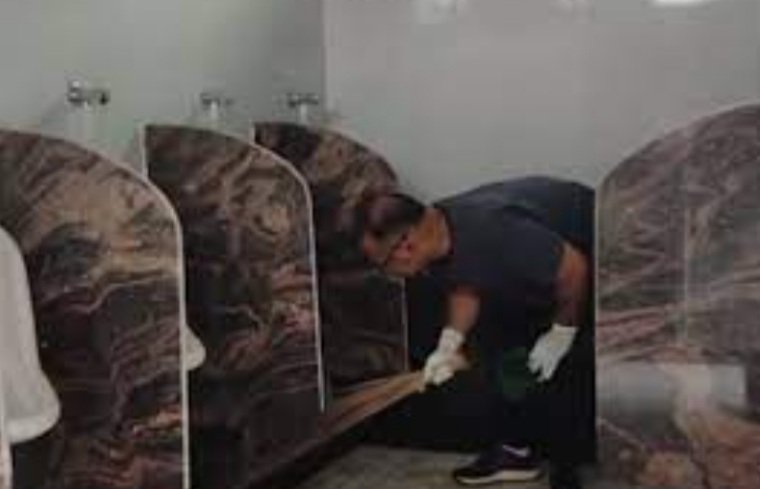 ବିଦ୍ୟାଳୟ ପାଇଖାନା ସଫାକଲେ ମନ୍ତ୍ରୀ