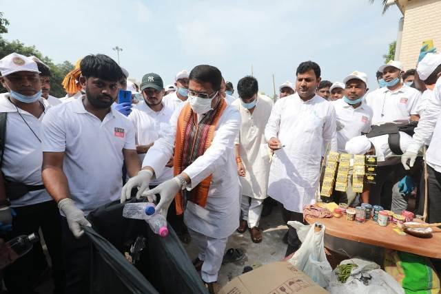 ପୁରୀକୁ ଆସୁଥିବା ଭକ୍ତମାନେ ସିଙ୍ଗଲ୍ ୟୁଜ୍ ପ୍ଲାଷ୍ଟିକ୍ ହ୍ରାସ ପାଇଁ ଜନଆନ୍ଦୋଳନରେ ଭାଗିଦାରୀ ହେବାକୁ ଆହ୍ୱାନ କଲେ କେନ୍ଦ୍ରମନ୍ତ୍ରୀ ଧର୍ମେନ୍ଦ୍ର ପ୍ରଧାନ