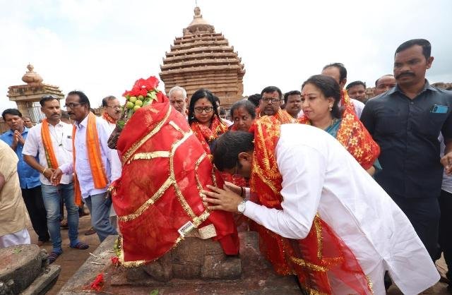 ଗଞ୍ଜାମ ଜିଲ୍ଲାର ଅଧିଷ୍ଠାତ୍ରୀ ଦେବୀ ମା’ ତାରାତାରିଣୀଙ୍କ ଦର୍ଶନ କଲେ କେନ୍ଦ୍ରମନ୍ତ୍ରୀ ଧର୍ମେନ୍ଦ୍ର ପ୍ରଧାନ