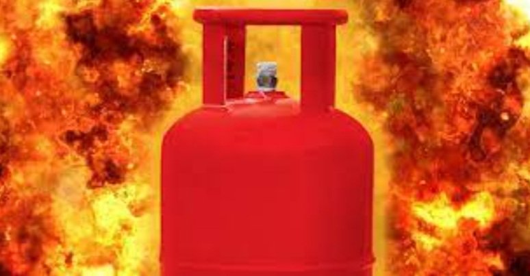 ଗ୍ୟାସ ସିଲିଣ୍ଡର ଫାଟି ଭୁଶୁଡ଼ିଗଲା କାନ୍ଥ