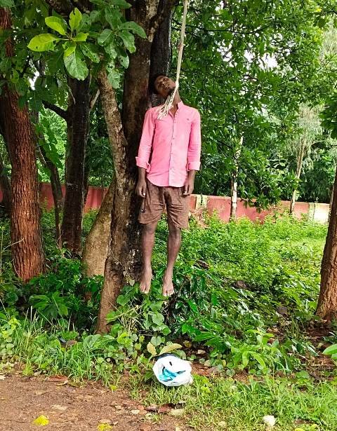 ଗଛରୁ ଯୁବକଙ୍କ ମୃତଦେହ ଉଦ୍ଧାର, ହତ୍ୟା ଅଭିଯୋଗ କଲେ ପରିବାର ଲୋକେ 