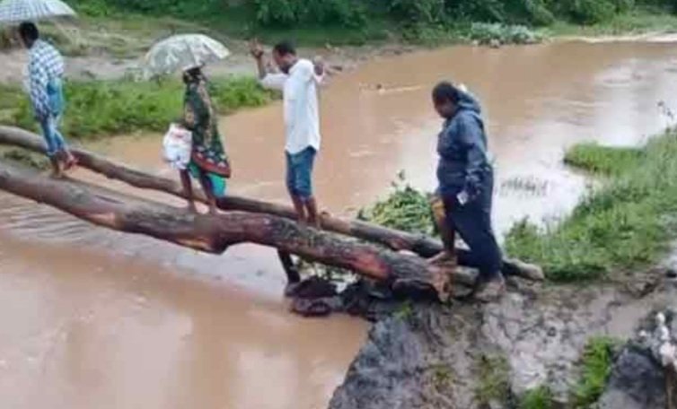 ଗ୍ରାମବାସୀଙ୍କୁ ଔଷଧ ଫୋପାଡ଼ିଲେ ଡ଼ାକ୍ତରୀଟିମ୍‌