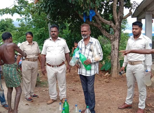 ଚଢଉ କରି ୬ ଘଣ୍ଟା ହଟହଟା ହେଲେ ଅବକାରୀ କର୍ମଚାରୀ, ମଦ ଗ୍ଲାସ ଧରାଇଦେଲେ ଗ୍ରାମବାସୀ