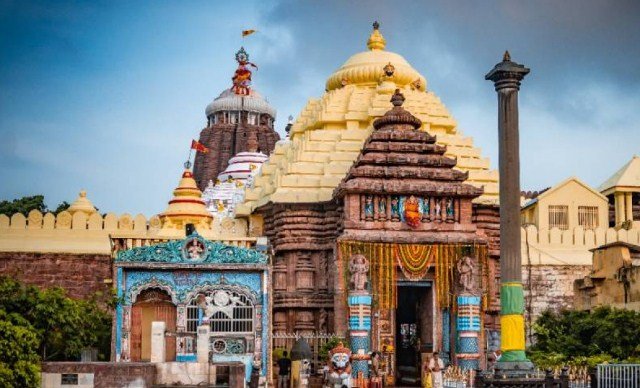 ସୁରକ୍ଷା ଭେଦି ପୁଣି ଶ୍ରୀମନ୍ଦିର ଉପରେ ଚଢ଼ିଗଲା ଯୁବକ