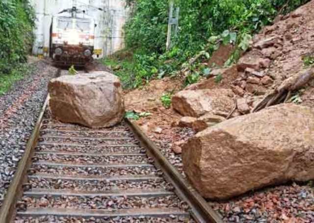 ପଥର ଖସିଲା, ଟନେଲରେ ଫସି ରହିଲା ମାଲବାହୀ ଟ୍ରେନ୍‌