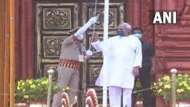 ପ୍ରଦର୍ଶନୀ ପଡିଆରେ ପତାକା ଉତ୍ତୋଳନ କଲେ ମୁଖ୍ୟମନ୍ତ୍ରୀ