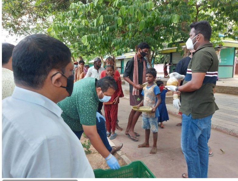     କରୋନା ସମୟରେ ହଜାର ହଜାର ଲୋକଙ୍କୁ ଖାଇବା ଯୋଗାଉଛନ୍ତି ରାଜୀବ