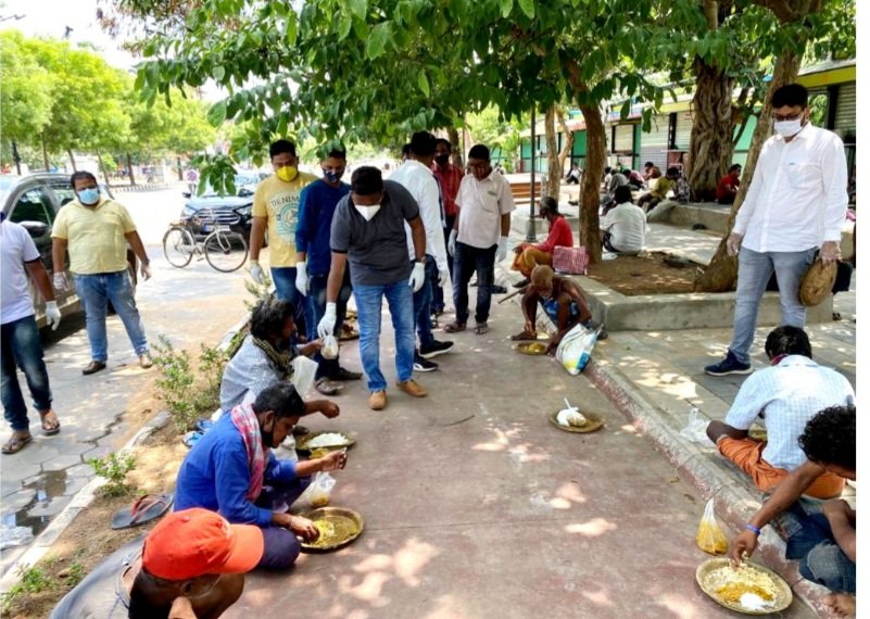 ନିରାଶ୍ରୟଙ୍କୁ ଖାଦ୍ୟ ବଣ୍ଟନ