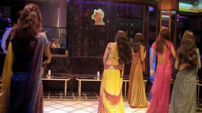 ନାଚଗୀତରେ ମସଗୁଲ୍ ଥିଲେ ଯୁବକ- ଯୁବତୀ, ବାର୍‌ରେ ଚଢ଼ଉ କଲା ପୋଲିସ  