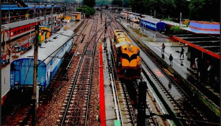 କୋରାଇ ରେଳ ଷ୍ଟେସନ ଉଭୟ ଲାଇନରେ ରେଳ ଚଳାଚଳ ସ୍ୱାଭାବିକ