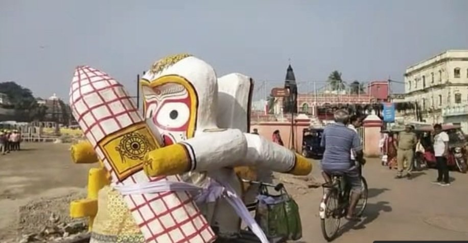 ଜଗନ୍ନାଥପ୍ରେମୀଙ୍କ ମନରେ ଦୁଃଖ, ଟ୍ରଲିରେ ବୁହାହୋଇ ଦୋଳବେଦି ନିକଟକୁ ଗଲେ ବଡ଼ ଠାକୁର
