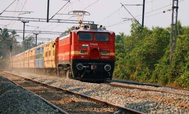 ପାସେଞ୍ଜର୍‌ ଟ୍ରେନ ଲାଇନଚ୍ଯୁତ