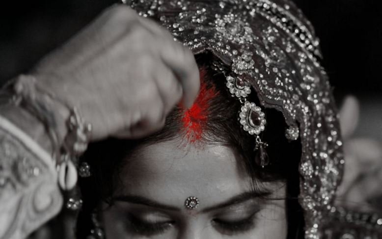 ଭାଉଜ ମଥାରେ ସିନ୍ଦୁର ଦେଲେ ଦିଅର