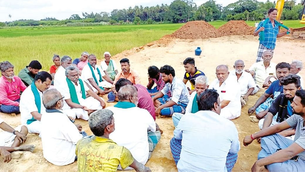 ରାସ୍ତା ଉପରେ ଶୋଇ ବିକ୍ଷୋଭ ପ୍ରଦର୍ଶନ କଲେ ଚାଷୀ