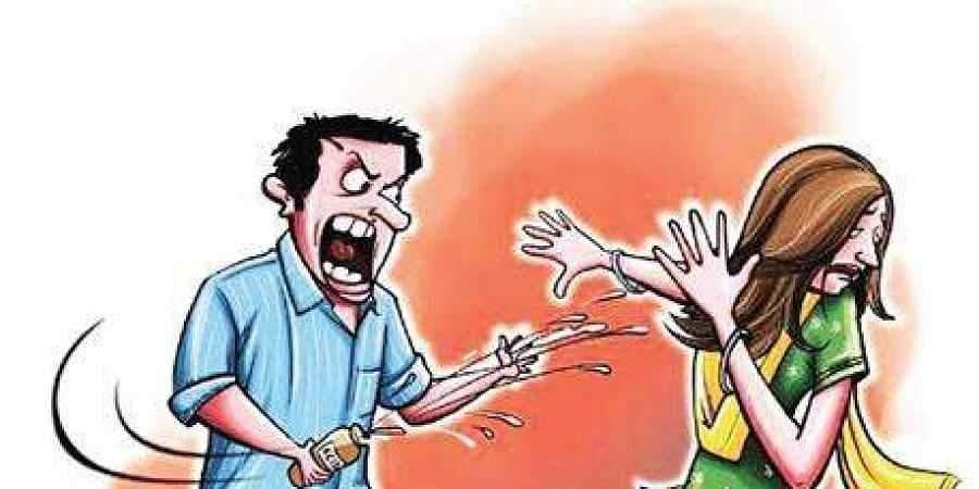 ସ୍କୁଲରୁ ଫେରୁଥିବା ବେଳେ ମହିଳାଙ୍କୁ ଏସିଡ୍ ମାଡ଼