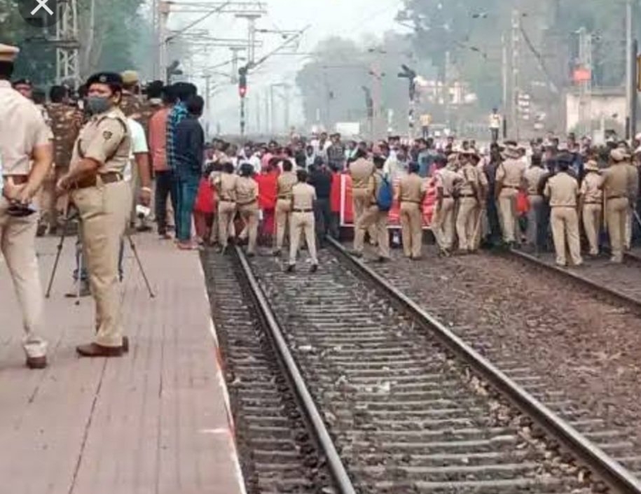 ବାମରା ରେଳ ଷ୍ଟେସନରେ ଉତ୍ତେଜନା, ଷ୍ଟେସନ ମାଷ୍ଟରଙ୍କୁ ଅଫିସରୁ ବାହାର କରି ପକାଇଦେଲେ ତାଲା