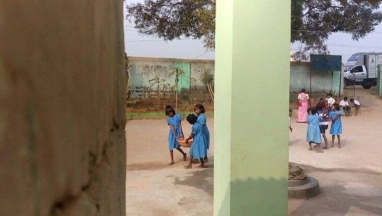 ଅଭାବନୀୟ ଘଟଣା: ପାଠ ପଢ଼ିବା ପରିବର୍ତ୍ତେ ନିର୍ମାଣ ଶ୍ରମିକ ସାଜିଛନ୍ତି ସରକାରୀ ପ୍ରାଥମିକ ବିଦ୍ୟାଳୟର ଛାତ୍ରଛାତ୍ରୀ