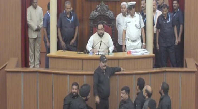 ଗୃହକୁ କଳା ପୋଷାକ ପିନ୍ଧି ଆସି ପ୍ରତିବାଦ ଜଣାଇଲେ କଂଗ୍ରେସ ବିଧାୟକ