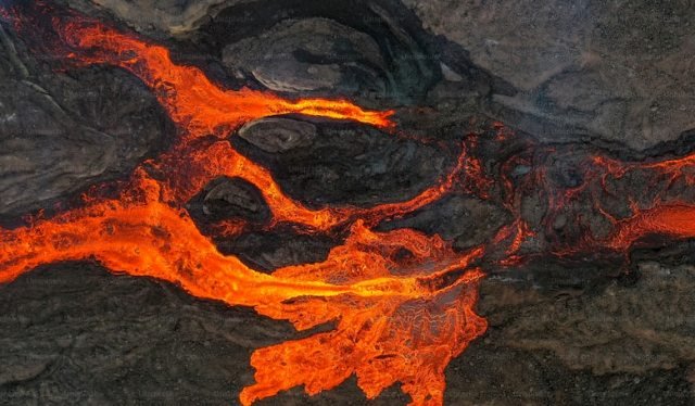 ଫୁଟନ୍ତା ପିଚୁ କୁଣ୍ଡରେ ପଡିଗଲେ ଡ୍ରାଇଭର