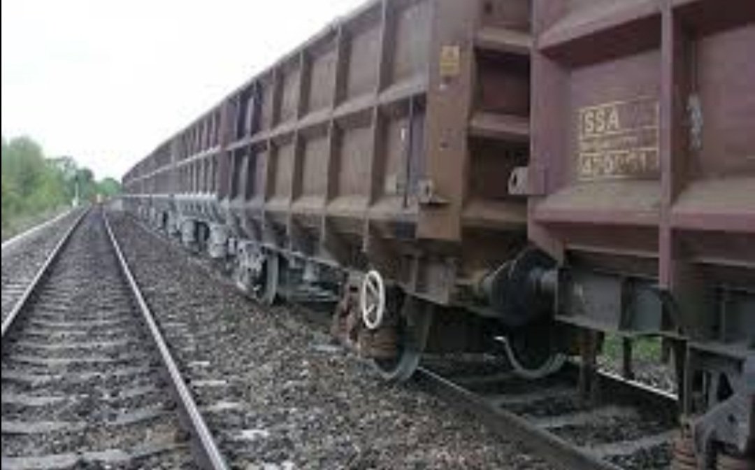 ମାଲବୋଝେଇ ଟ୍ରେନ ଇଞ୍ଜିନରୁ ଛାଡି ପଳାଇଲା ବଗି 