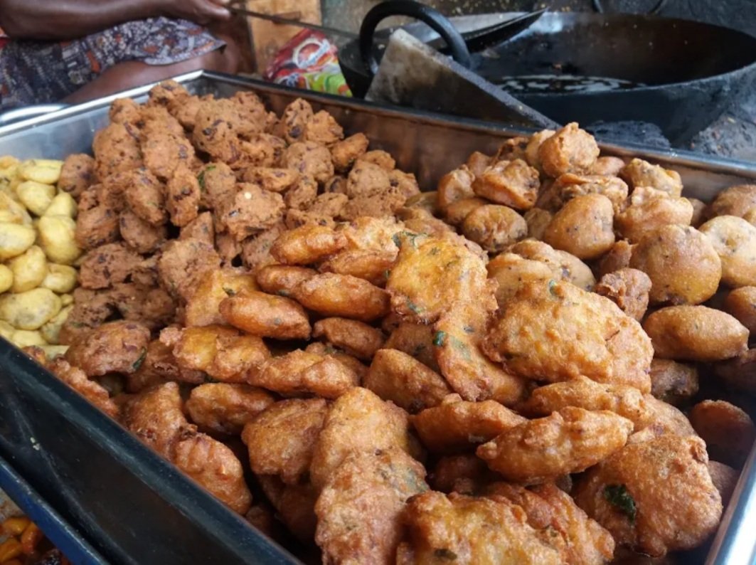 ୧୦ ଟଙ୍କାରେ ଚା’, ପକୁଡ଼ି ଓ କାକରା ବିକ୍ରି କଲେ ଅମଲା