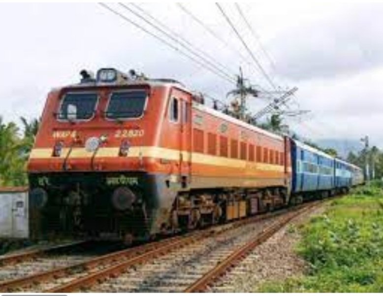 ଶିଶୁପୁତ୍ରକୁ ଧରି ଟ୍ରେନ ଆଗକୁ ଡେଇଁଲା ମାଆ