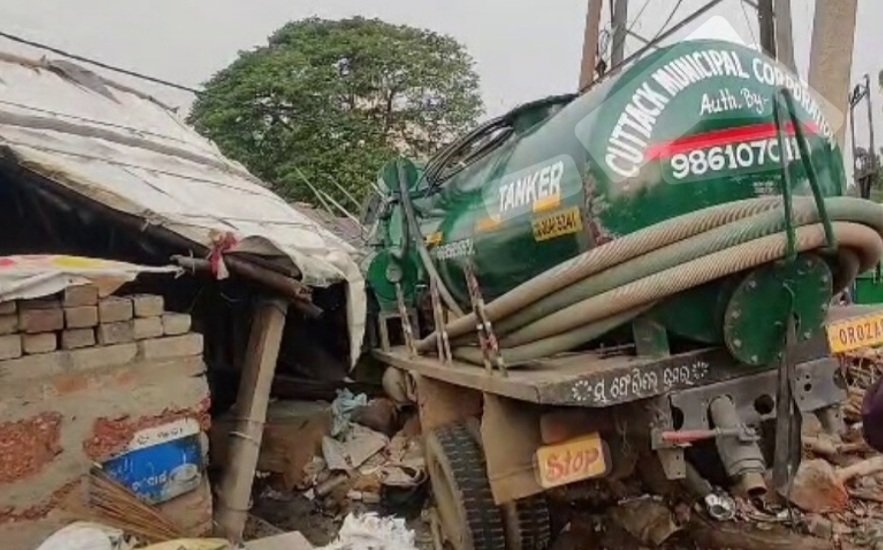 ଦୋକାନ ଉପରେ ମାଡ଼ିଗଲା ପାଇଖାନା ଟାଙ୍କି ସଫା ଗାଡ଼ି, ୨ ଆହତ