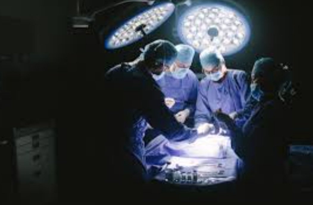 ଶିଶୁର କଟା ମୁଣ୍ଡକୁ ଯୋଡ଼ିଲେ ଡାକ୍ତର