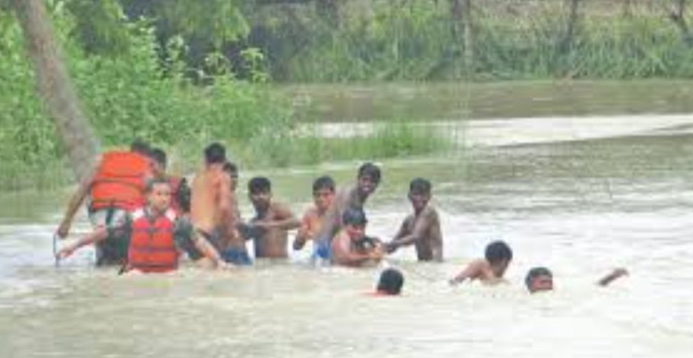 ପୋଲ ଉପରେ ୧୦ ଫୁଟ ଉଚ୍ଚର ବନ୍ୟା ଜଳ, ଯାତାୟତ ଠପ୍