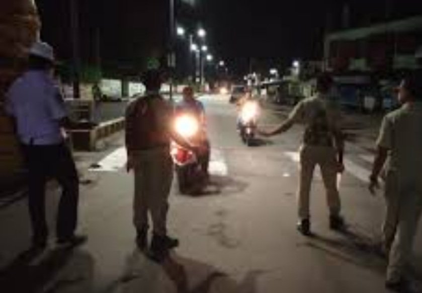 ମୋତେ ଛାଡ଼, ନହେଲେ ଚାକିରି ଗୋଲ କରିଦେବି..