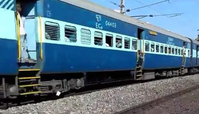 ଦେଢ ଘଣ୍ଟା ଆଗରୁ ଆସି ଛାଡିଦେଲା ଟ୍ରେନ୍, ରାଗିଗଲେ ଯାତ୍ରୀ